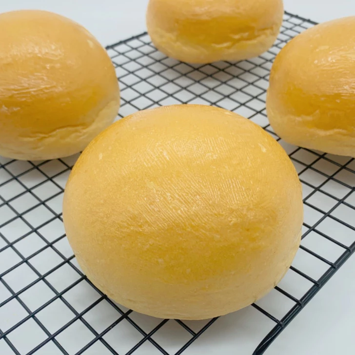 ปังขนมกลม (Bun) ขนาด 10 ซม. 18 ลูก สามารถนำไปปิ้งได้ทั้งเตาถ่านและเตาไฟฟ้า หรือนึ่ง ก็นุ่มหนึบ