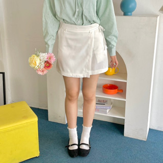 [พร้อมส่ง] Lovely white skirt - Mooonbeam.co - กระโปรงสั้น สีขาง ดีเทลโบว์ด้านข้าง