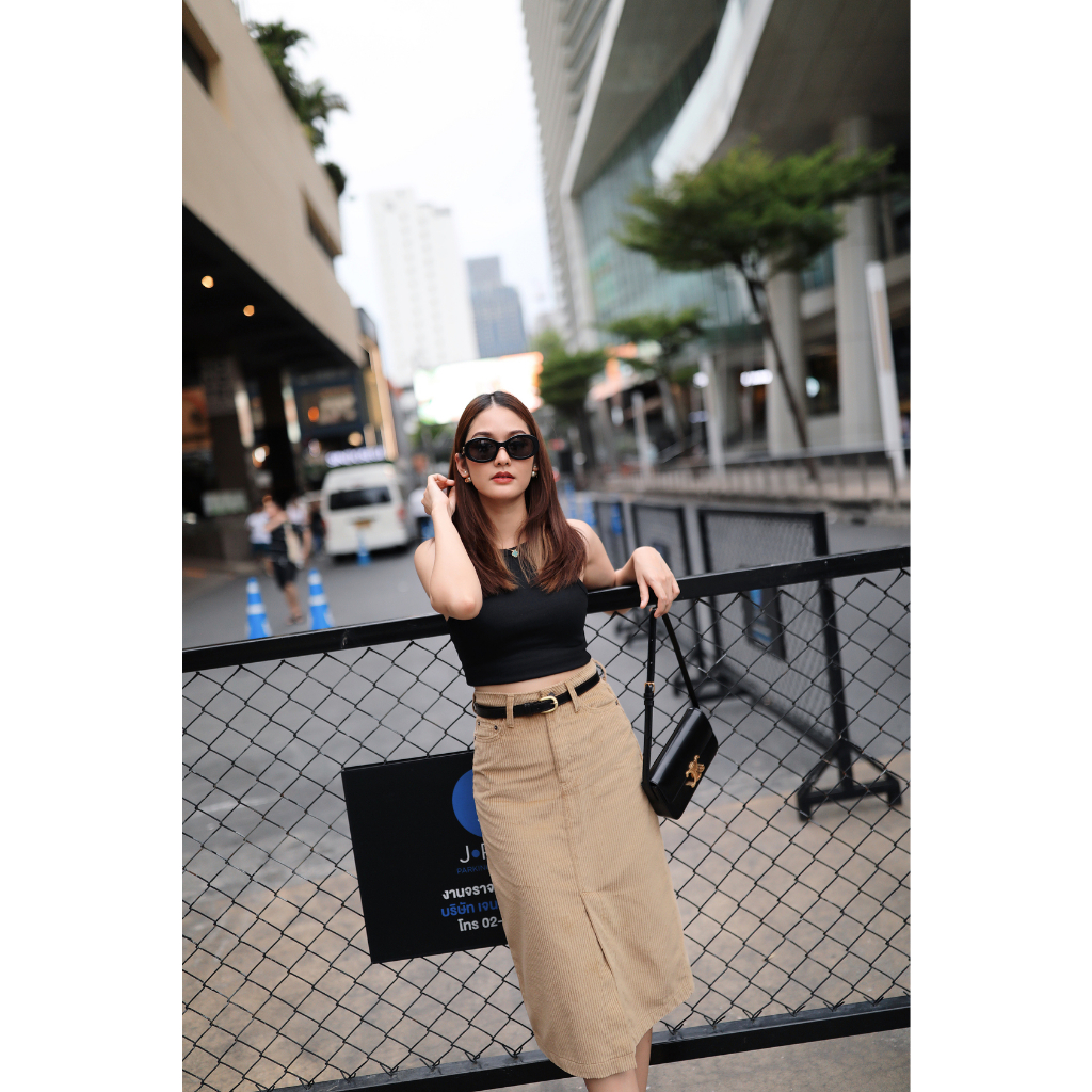 [Sale ปกติ 850 เหลือ 490 บาท] FRONT SLIT CORDUROY SKIRT มี 2 สี : สีแดงเบอร์กันดี , สีชาไข่มุก - NUMBERSEVEN