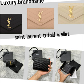 แซงต์โลรองต์ CASSANDRE SAINT LAURENT MATELASSÉ กระเป๋าสตางค์สามพับขนาดกะทัดรัดทำจากหนังนูนลายเกรน