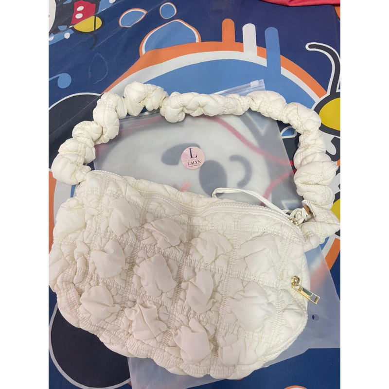 กระเป๋าสะพายปรับสายได้ป้ายlalyn