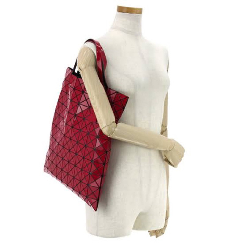 กระเป๋ามือสองแท้จากshop ISSEY MIYAKE BAO BAO Lucent series cool 10x10 red shopping bags
