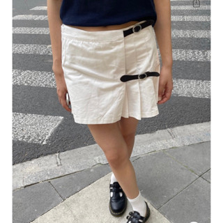 พรีออเดอร์ PREORDER Brandy Melville ของแท้ 100% Dana Buckle Skirt (white)