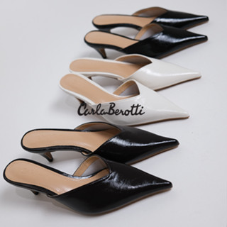 CARLABEROTTI รองเท้าส้นเตี้ยหัวแหลม XJ01