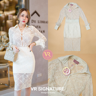 VR Set เสื้อเชิ้ตลูกไม้แขนยาวคอปก ปลายแขนแต่งขนนก  ติดกระดุมเรียงด้านหน้า แมทช์กับกระโปรงยาวเข้าชุด มีซับใน