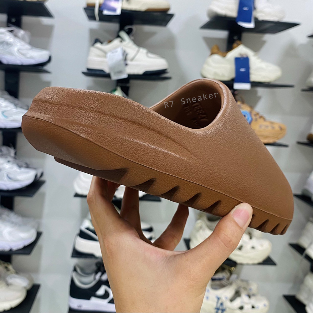 🔥YZY Slide Sandals🔥รองเท้าแตะชายหญิง Yeezy Slide เทียบงาน 1:1 พื้นนุ่มใส่สบาย【พร้อมส่ง💯/ รุ่นนี้ใส่ไซส์ปกติ】