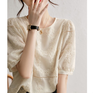 เสื้อแฟชั่น คอกลม แขน 3 ส่วน ผ้าคอตตอน100%  สีครีมปักลายดอกไม้ สาวอวบใส่ได้ รุ่น (ครีมดอกไม้คอกลม)