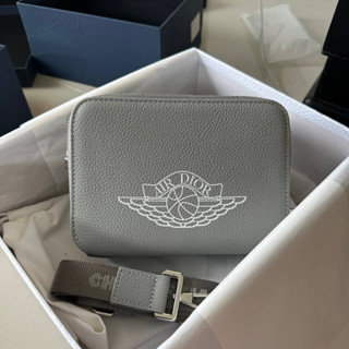 กระเป๋า Christian Dior Pouch with shouder strap          ใบนี้งานสวยมากๆเลยตัวกระเป๋าทำจากหนังแท้ทั้งใบ 🧡