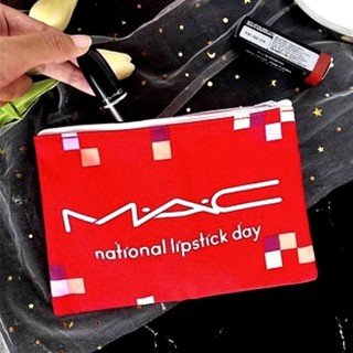 กระเป๋า M.A.C ขนาด 8x5.5" สีแดงสดด้านหน้า พิมพ์ M.A.C national lipstick day ด้านในบุผ้าแดง ราคา 119 บาท