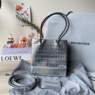 Like new ‼️ B a l e n c i a g a tote xxs croc ปี 2021 สีเงินเมทาลิค สภาพสวยงามค่ะ  ขอบมุมดี ภายในสะอาด อะไหล่เงาสวยค่า