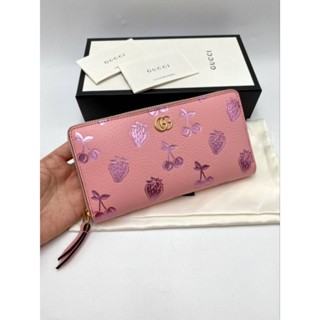 👜💕😊New. Gucci zippy wallet  กระเป๋าสตางค์ใบยาว
รุ่นใหม่สวยมาก 

มี2สีค่ะ สีชมพู /สีครีม