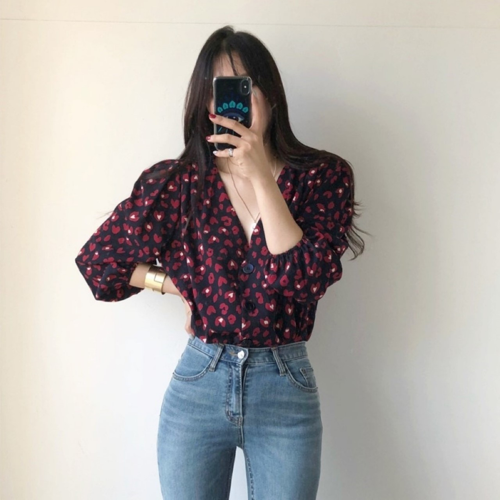 ꕥCatalog Fashionꕥ เสื้อเชิ้ตแฟชั่นคอวีแขนสามส่วนจั๊ม คอวี มีกระดุมหน้า พิมพ์ลายหัวใจแดง - รูปที่ 4