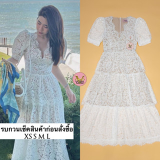 Dress ลูกไม้ตัวยาว แขนพอง คอวี แต่งกระดุมเรียงด้านหน้า แต่งแถบเพชรช่วงเอว ช่วงเอวเข้ารูป กระโปรงแต่งระบายชั้น  มีซับในทั