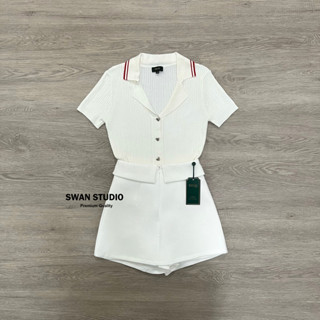 SWAN เซทเสื้อคอปกสีขาวแต่งด้วยแถบสีแดง(*รบกวนเช็คสต๊อกก่อนกดสั่งซื้อ)