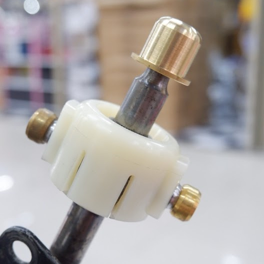 บูชคันเกียร์ ทองเหลือง CNC แท้ 100% สำหรับ Isuzu D-max ปี 2005-2019 ถอดของเดิมออกแล้ว ใส่แทนได้เลย ใส่ง่าย ใส่เองได้เลย