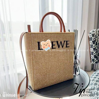 L0ewe Leather-trimmed Raffia Tote / L0ewe Tote Bag กระเป๋าโท้ท รูปทรงสวยงามสานเต็มใบ และยังโดดเด่นด้วยโลโก้ สีโทนอุ่น