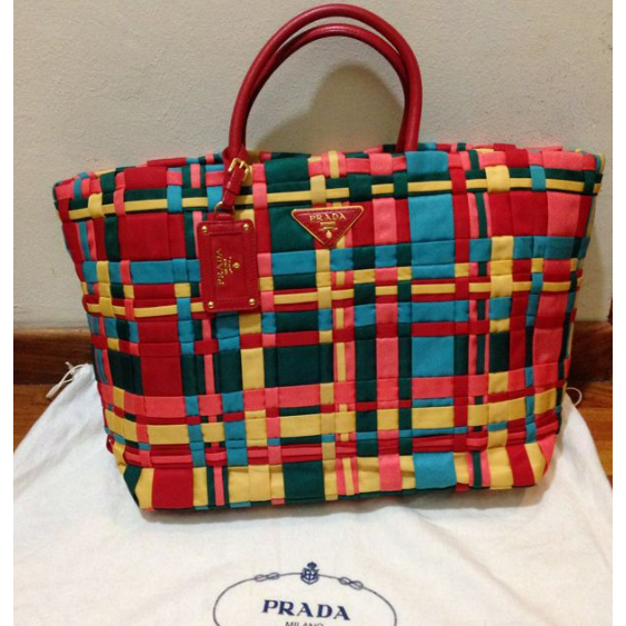 กระเป๋า Prada แบบสาน ของแท้ พร้อมส่งค่ะ