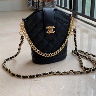 CHANEL VIP GIFT CROSSBODY BAG ของแท้ 100% จากเคาเตอร์แบรนด์ CHANEL ทรงสวย ขนาดกำลังดี วัสดุหนัง CAVIER PU