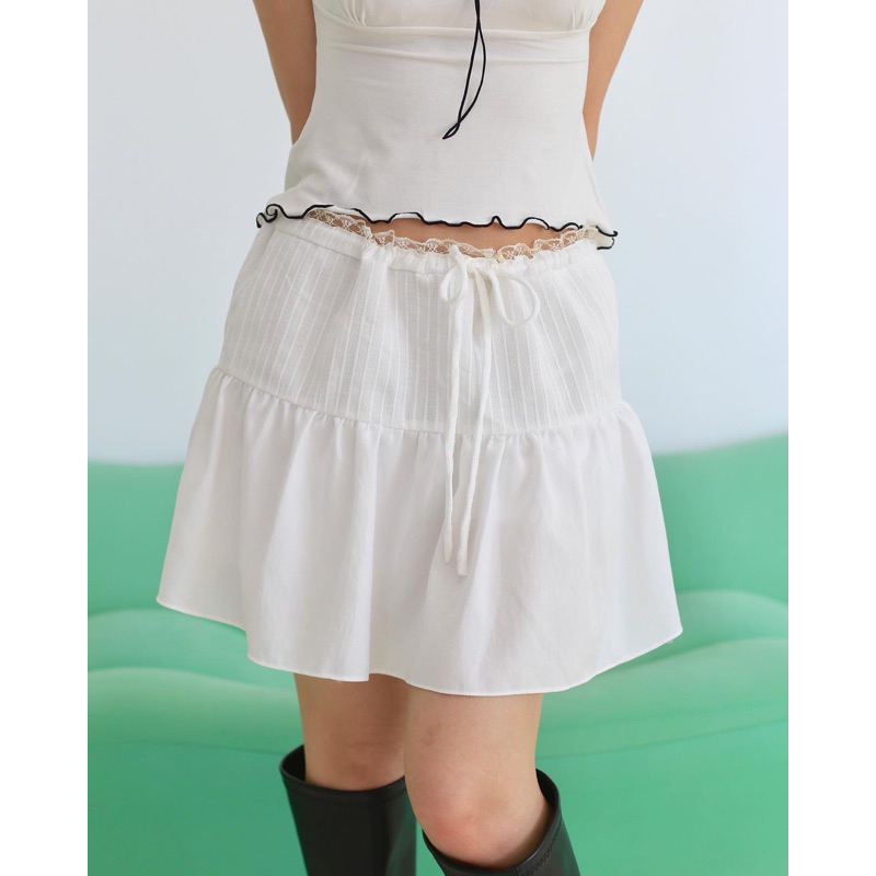 BALLADS julia skirt กระโปรงสั้นระบาย