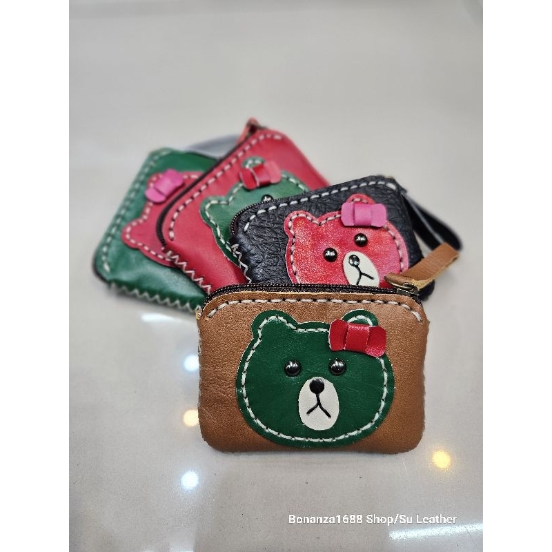 MissBear กระเป๋าใส่เหรียญขนาด 3.5 * 4.5 นิ้ว ใส่ธนบัตรพับครึ่ง ได้สบายด้านหลังมีช่องซิป ทำจากหนังวัวแท้