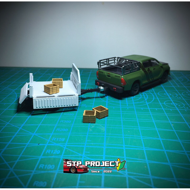 โมเดลพ่วงกระบะขนของ พร้อมคอกเตี้ย สเกล 1/64 สำหรับใส่รถ Revo หรือ Dmaxmajorette (ไม่รวมรถ)