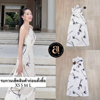 Maxi dress เนื้อผ้าพิมพ์ลายดอกไม้ ดีไซน์สไตล์เกาะอกแต่งสายสปาเกตตี้ช่วงกลางอกเชื่อมมาด้านหลังสามารถผูกปรับระดับได้ ( เสร