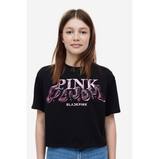 เสื้อครอปแขนสั้นโอเวอร์ไซส์ทรงคอกลมสีดำผ้าคอนตอน ด้านหน้าสกรีน “ Pink Venom, Blackpink”