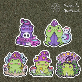 ʕ •ᴥ•ʔ ✿ พร้อมส่ง : เข็มกลัดเซ็ทพ่อมดกบสวมหมวกสีม่วง | Frog Witch Wearing Purple Hat Enamel Brooch Pin Set.