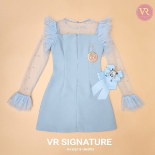 แขนยาวแต่งจับจีบระบายชายแขนเสื้อและช่วงไหล่ ใช้ผ้าซีทรูปักไข่มุกสวย