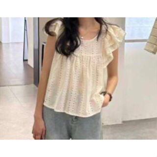 เสื้อแฟชั่นลูกไม้ คอกลม แขนระบาย งานป้ายพร้อมส่ง