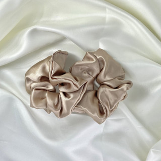 ยางรัดผม ผ้าซาติน สีน้ำตาลทอง [HAZEL SATIN SCRUNCHIES]