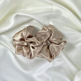 ยางรัดผม ผ้าซาติน สีน้ำตาลทอง [HAZEL SATIN SCRUNCHIES]