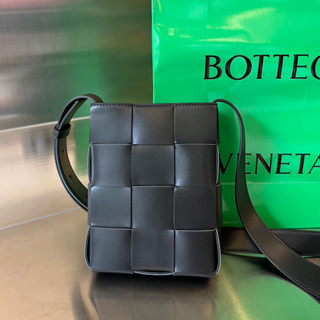 พรี​ ราคา8800 Bottega veneta 729298 หนังแท้ กระเป๋าสะพาย กระเป๋า​เก็บ​โทรศัพท์​18x13.5x4.5cm