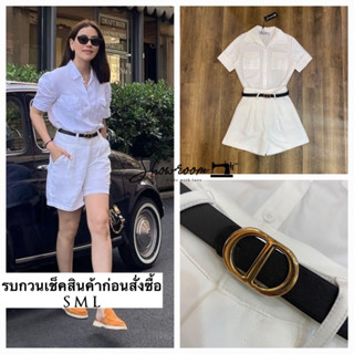 𝙨𝙚𝙩 มาในลุคเรียบหรูดูคลีนๆ กับเซ็ตเชิ้ตแขนสั้น อกเจาะกระเป๋าเก๋ๆ+ กางเกงเข้าเซ็ตสีขาว และเข็มขัดสีดำหัวอะไหล่ทองตัวอักษร