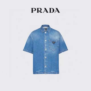 **do** เสื้อเชิ้ตแขนสั้น Pra d a Denim shirt ผ้ายีนส์ฝอก ติดโลโก้นูน มี 2 สีให้เลือก สินค้าใหม่ ของแท้