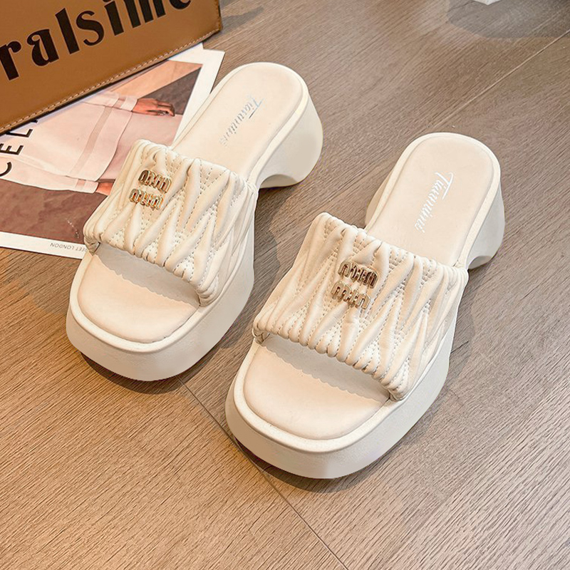 Fshow Sale รองเท้าแตะเสริมส้น รองเท้าแบบสวมส้นตึก  ตรงตัวสวมมีอักษรสีทองติดไปด้านหน้า มันเริ่ดนะ