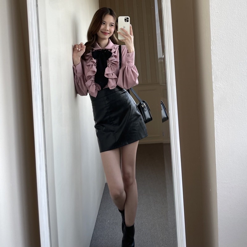 New with tag! FLAT2112 FW0020 : JISOO SHIRT WITH BROOCH เสื้อสีชมพูผูกโบว์สีดำ