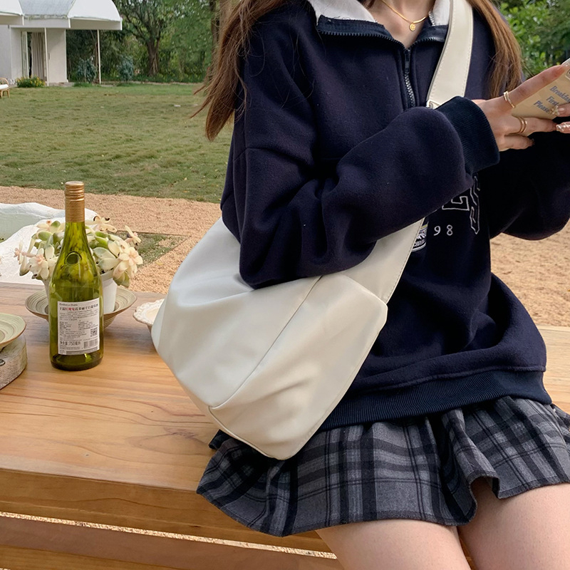 กระเป๋าสะพายไหล่ สะพายข้าง กระเป๋าแฟชั่น จุของได้เยอะ  สําหรับผู้หญิง