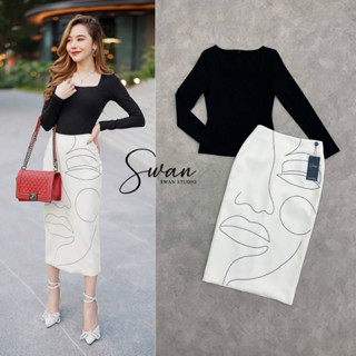 swan เซทเสื้อยืดสีดำ คอทรงเหลี่ยม กระโปรงพิมพ์ลาย