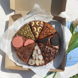 บราวนี่ขนาด 2 ปอนด์ หน้ารวมพิเศษ ตัด8 ชิ้น เนื้อหนึบหนึบ หนา…