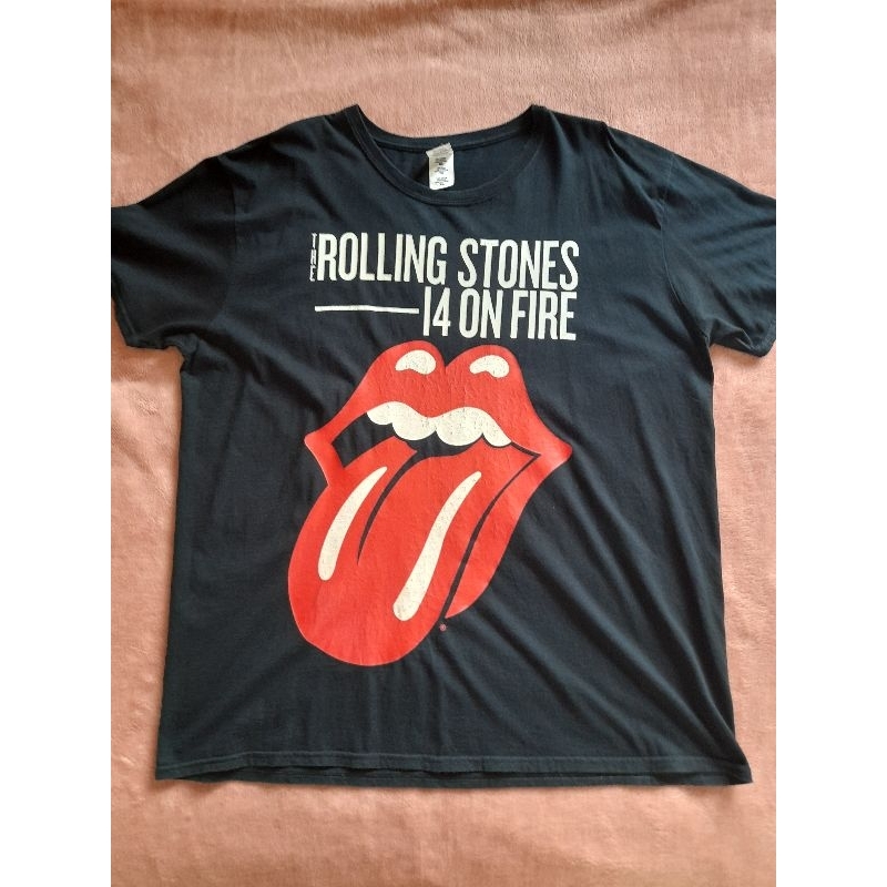 เสื้อยืดมือสอง คอกลม แขนสั้น ลายวง The Rolling Stones 14 On Fire Tour2014 สีดำ size XL