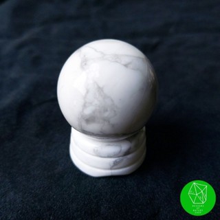 หินฮาวไลต์ทรงกลมพร้อมฐาน (Howlite)