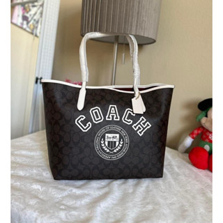 กระเป๋าทรง City Tote ของ Coach