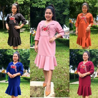 เดรสสาวอวบ ผ้ายืดวูลเวฟพื้น คอปก อกติดอะไหล่ดอกไม้ ชายระบาย *สีจริงเข้มกว่าในรูป