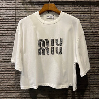 MIU MIU LOGO CRYSTAL-EMBELLISHED CROPPED T-SHIRT IN WHITE เสื้อครอปคอกลมแขนสั้น แบรนด์มิวมิว ประดับเพชรคริสตัล