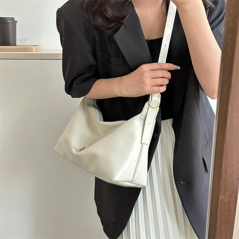 tokyosellected(T1856) กระเป๋าหนังPUสะพายไหล่ใบหญ่มี2สี