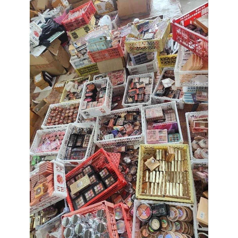 สินค้าโล๊ะล้างสต็อก ขออนุญาติคละแบบ อายแชโดว์ บลัชออน คิ้ว ลิป สินค้ากล่องมีตำหนิ ข้างในใช้งานได้ปกติ. มีมากกว่าในรูป