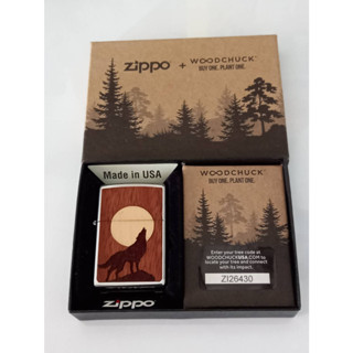 ZIPPO 49043  WOODCHUCK HOWLING WOLF STREET CHROME  MAHOGANY EMBLEM ATTACHED   ผลิตปี2019  ถังในปีตรง ลาย2หน้า  ของใหม่