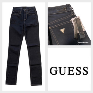 Guess(เกสส์) GS26 กางเกงขายาวผู้หญิง ขากระบอกเล็ก สียีนส์เข้ม ป้ายหนังสีดำ