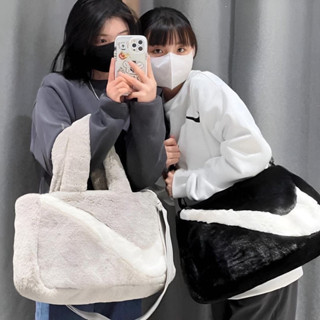 พร้อมส่ง NIKE FAUX FUR TOTE BAG [ของเเท้ 100%]